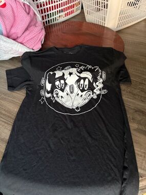 Black Crowes concert T shirt.